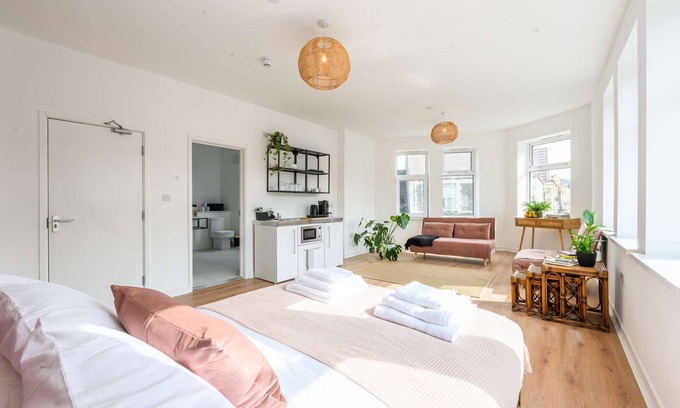 Riverside Apartamento | Stylish en-suite Boutique Apartment 8min to centre for 5