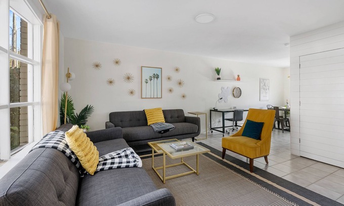 Old Village Casa | Stylish Escape: Posh Old Village Townhome