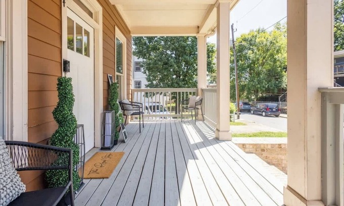 Summerhill Casa | Stylish Family Home Downtown-BigRooms-FreeParking-Central