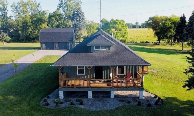 Linwood Otro | STYLISH FARMHOUSE AC + LAWNCAREn7 MIN TO BAY CITYnCONVENIENT TO MAJOR SHOPPING