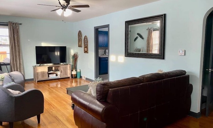 East Glenville Casa | Stylish Farmhouse Retreat|3Bedroom Rustic Elegance