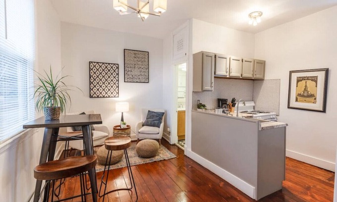 Mount Auburn Apartamento | Stylish Flat in Walkable Downtown w/ Parking