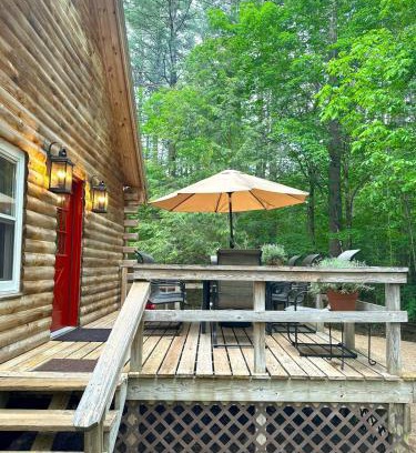 North Creek Chalet De Esquí | Stylish Forest Lodge with Large Hot Tub, Firepit and Fireplace minutes to Gore Mountain