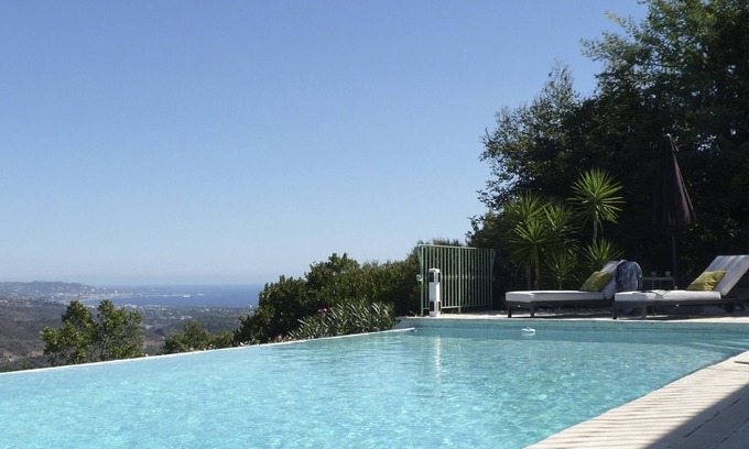 Les Adrets-de-l'Esterel Villa | Elegante villa renovada con piscina climatizada de borde infinito y vistas al mar sobre Cannes