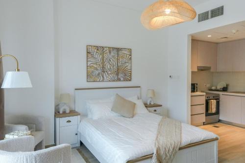 Madinat Zayed Apartamento | Stylish & Fully Furnished Studio in Yas Island