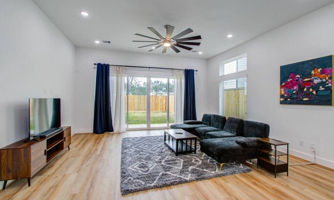 Riverside Terrace Casa | Upscale Paradise 6 min from Medical Center!