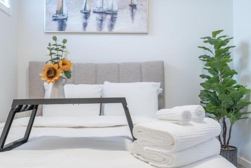 Southeast Calgary Apartamento | Stylish Getaway 2BD Basement by YMCA and South Health Campus Hospital