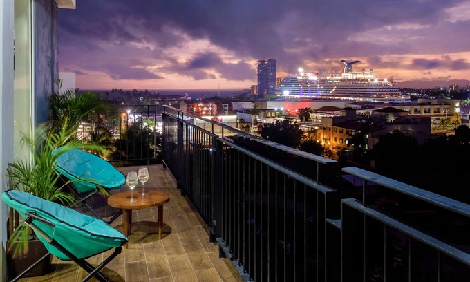 Fluvial Vallarta Apartamento | Stylish Golden Beach View Apartment at Zoho Skies