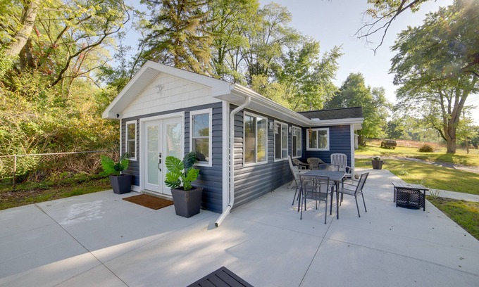 Grass Lake Cabaña | Stylish Grass Lake Retreat - Steps to Park!