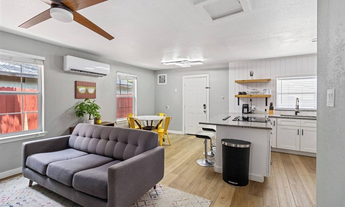 Oak Cliff Cabaña | Stylish Guesthouse