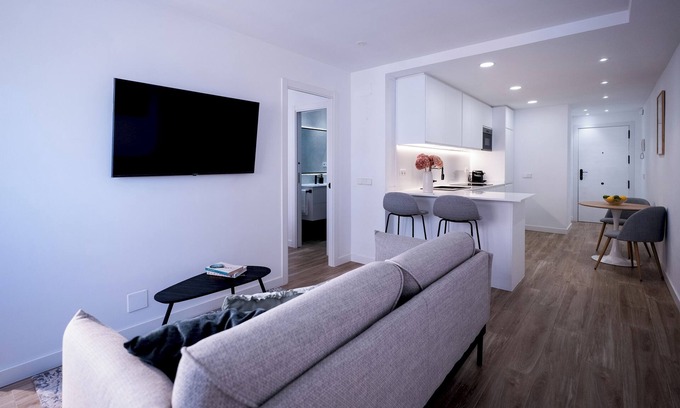 Castillejos Apartamento | Stylish High-Floor Retreat with Sunny Terrace