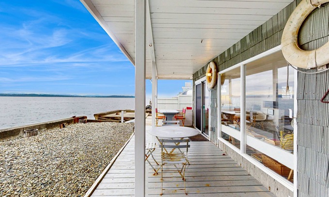 Rollingbay Casa | Elegante y privada casa junto al mar con fácil acceso a la playa, wifi gratis y vistas.