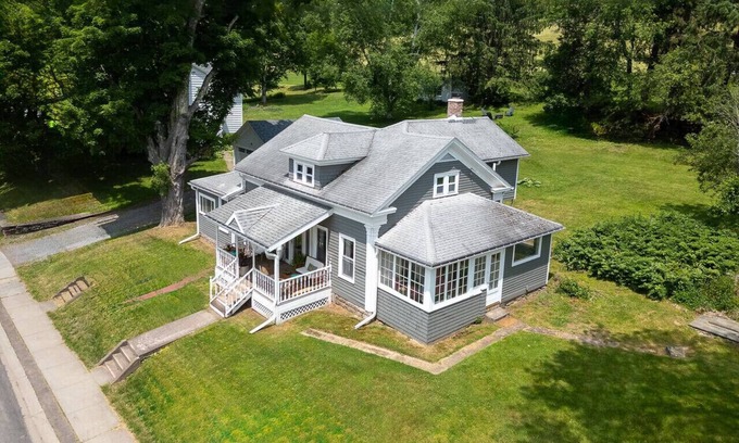 Bovina Center Casa | Stylish Historic Home – Timeless Charm with Modern Touches