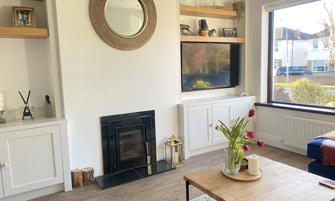 Castleknock Casa | Stylish home beside train station 20mins from Dublin City and Airport.
