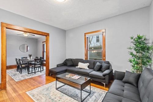 Creston Heights Casa | Stylish Home Near Heart Of Downtown Sleeps 8