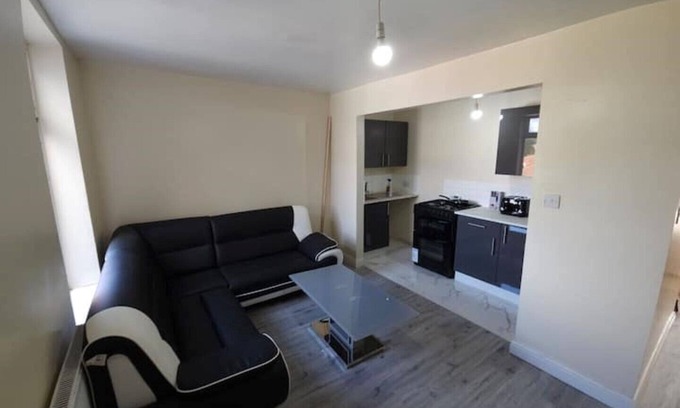 Tyldesley Apartamento | Stylish home near town centre