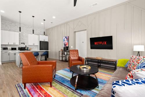 Near East Side Casa | Stylish Home Nr Dt, Alamo, River Walk Games Wifi