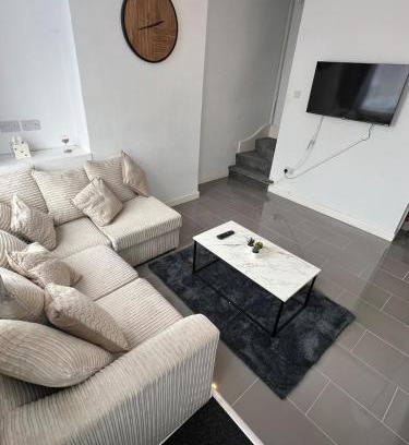 Coventry Casa | Stylish home Sleeps 4 Close to CBS Arena & City Centre with Garden