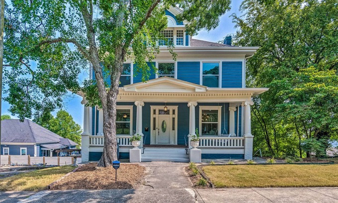 Hot Springs Casa | Stylish home w/washer/dryer, deck with grill, cable & central AC