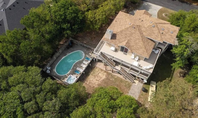 Duck Casa | Stylish Home with Pool, Hot Tub & Walk to Beach
