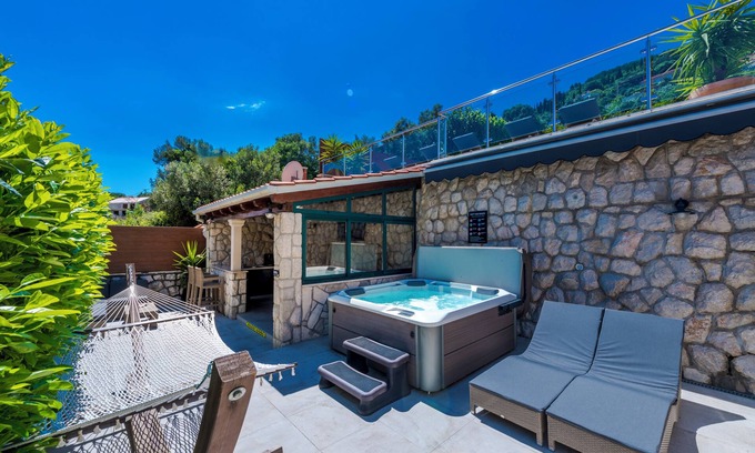 Zaton Casa | Acogedora casa con piscina privada climatizada y vista al mar