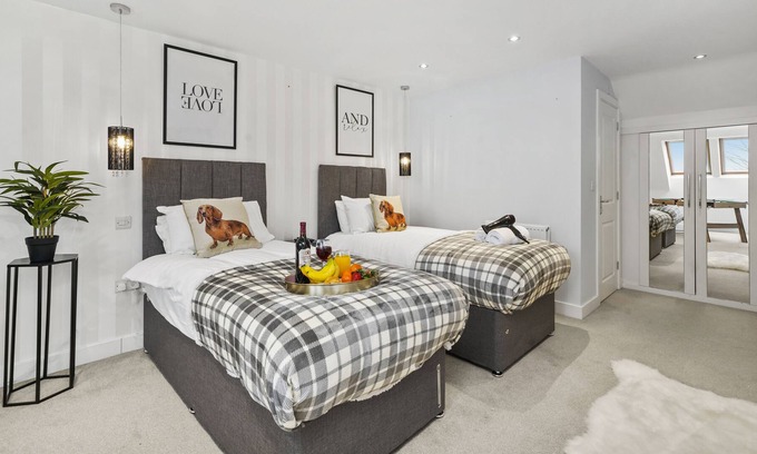 Milton Keynes Casa | Stylish House with Pool Table, Fast Wifi, Smart TVs w/ Netflix by Yoko Property