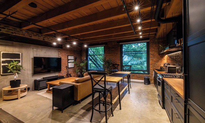Crosstown Apartamento | Stylish Industrial Loft Historic Gastown