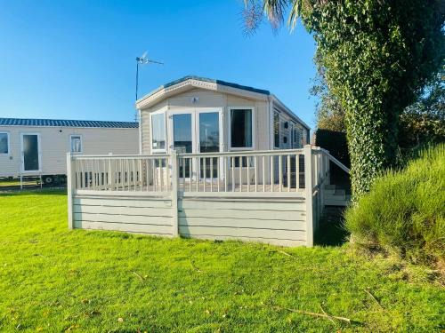 Colchester Complejo | Stylish Inviting 2 Bedroom Caravan with Sea View