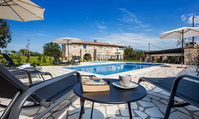 Pican Villa | Villa con estilo en Istria con piscina, pista de tenis y cocina exterior