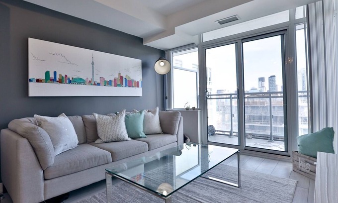 Fashion District Condominio | Stylish King West Condo | 2BR/2BA + Parking, Gym, Walk Everywhere