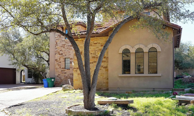 Lakeland Park Cabaña | Stylish Lake Austin Retreat w/ EV Charger!