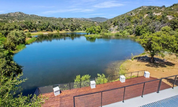 Descanso Casa | Stylish Lakefront -Backyard Fishing -near Julian