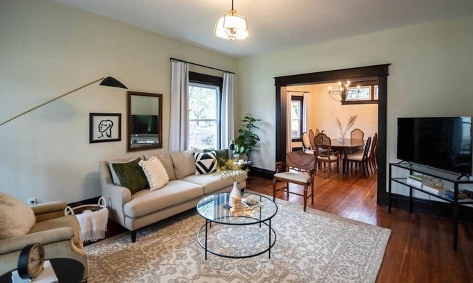 Downtown Des Moines Casa | Stylish Large Home with King Bed Near East Village