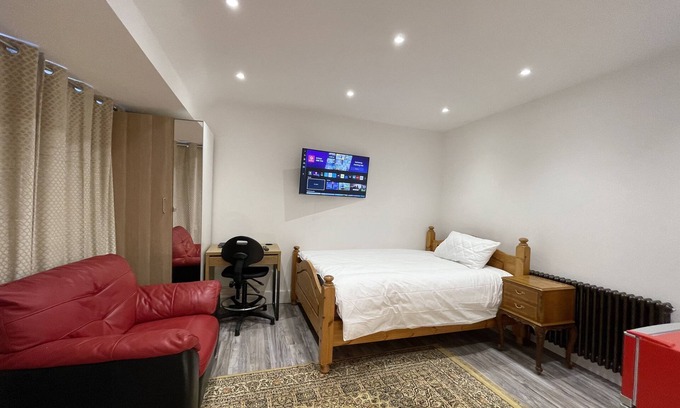 North Greenford Apartamento | Stylish large Room with en-suite toilet in West London,