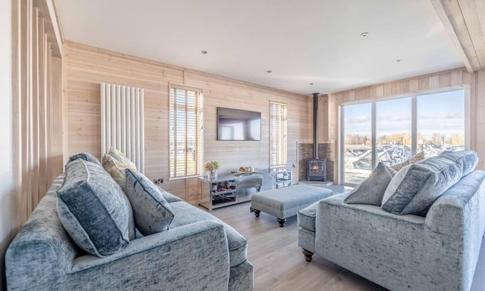 Windsor Casa | Stylish Lodge At Windsor Racecourse Marina