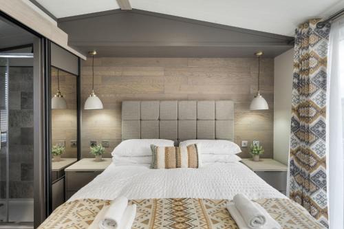 Mullacott Chalet De Esquí | Stylish Lodge with Parking nr Ilfracombe & Beaches