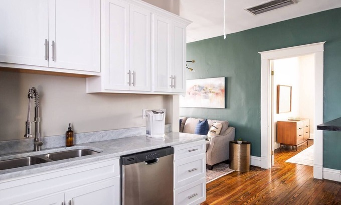 Highlands Douglass Apartamento | "Loft" recientemente renovado en el vecindario más vibrante de Louisville
