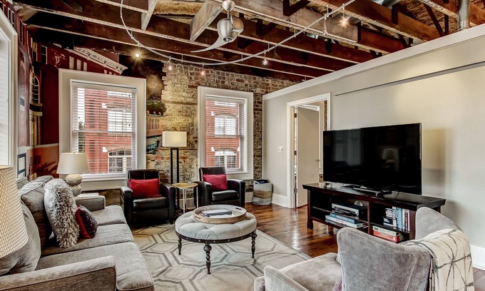 Yamacraw Village Apartamento | ¡Loft moderno y elegante en el corazón del centro de Savannah con estacionamiento!