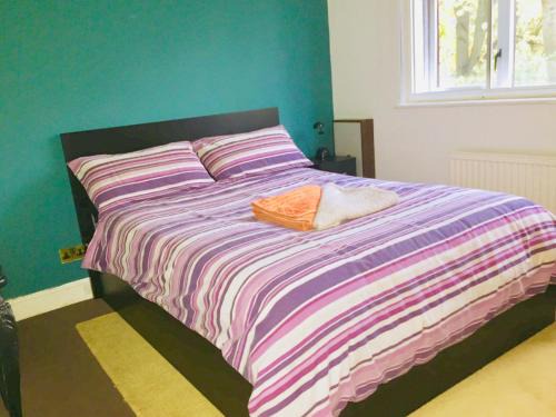 Finchley Church End Casa | Stylish London Living with Free Parking in Super Host 5 Star Home