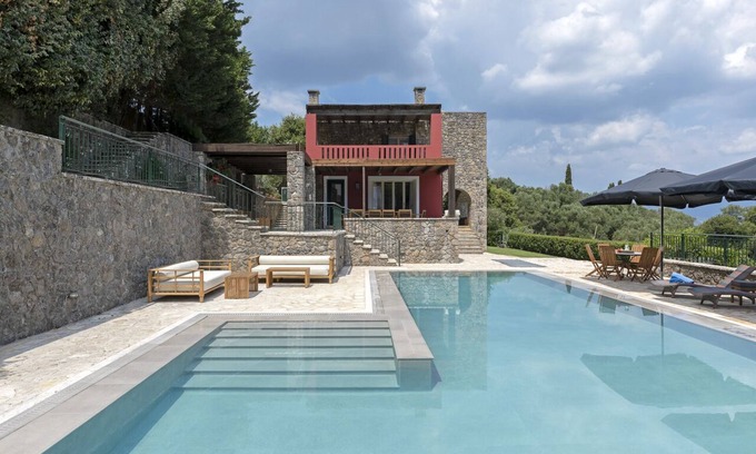 Vassilatika Villa | Elegante villa con vistas al mar y al mar Gouvia con 6 habitaciones con baño.
