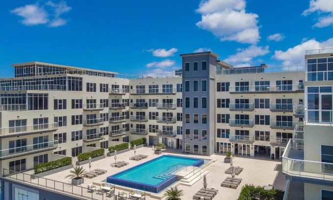 Oranjestad Apartamento | Stylish luxury condo, central location, ocean view, pool