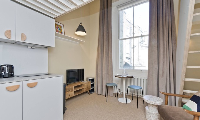 Camden Town with Primrose Hill Apartamento | Stylish Mezzanine Studio in Leafy Primrose Hill
