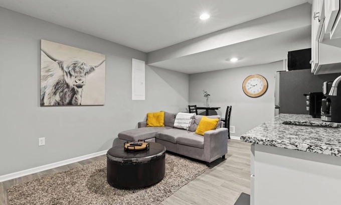 Grandview Casa | Stylish MidModern 1 Bed Apartment - Lower Level/Private Entrance