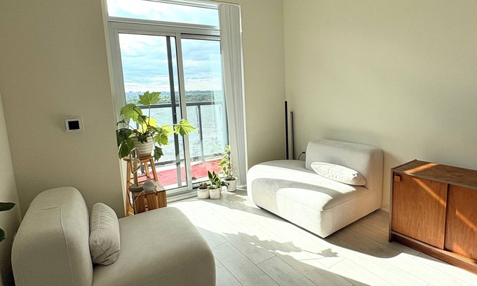 Humber Bay Casa | Stylish Minimalist Tiny Stay, 5 minutes walk to lakeshore