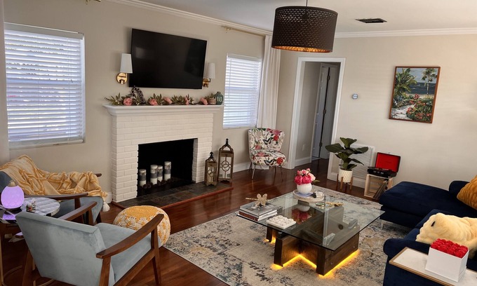 Southside Casa | Stylish - Minutes From Beach, Bars & Eateries
