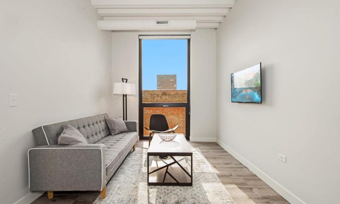 Edgewater Apartamento | Stylish Modern 1BR Suite Right by Loyola University - StayGia