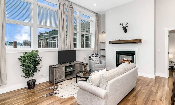 Mars Hill Apartamento | Stylish modern comfort meets old-school charm in this gorgeos 1930s schoolhouse.
