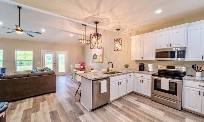 Dothan Casa | Stylish & Modern Dothan Getaway Mins to Downtown!