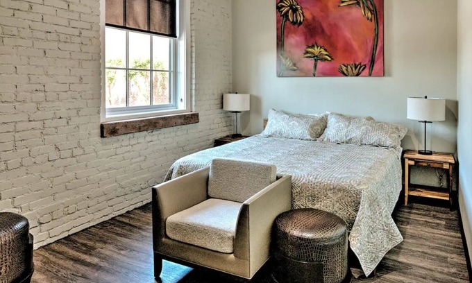 Hickory Apartamento | Stylish & Modern Downtown Hickory Guest Retreat!