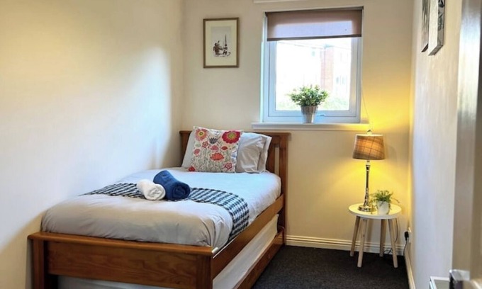 North Glasgow Apartamento | Stylish Modern Flat with Juliet Balcony & Parking
